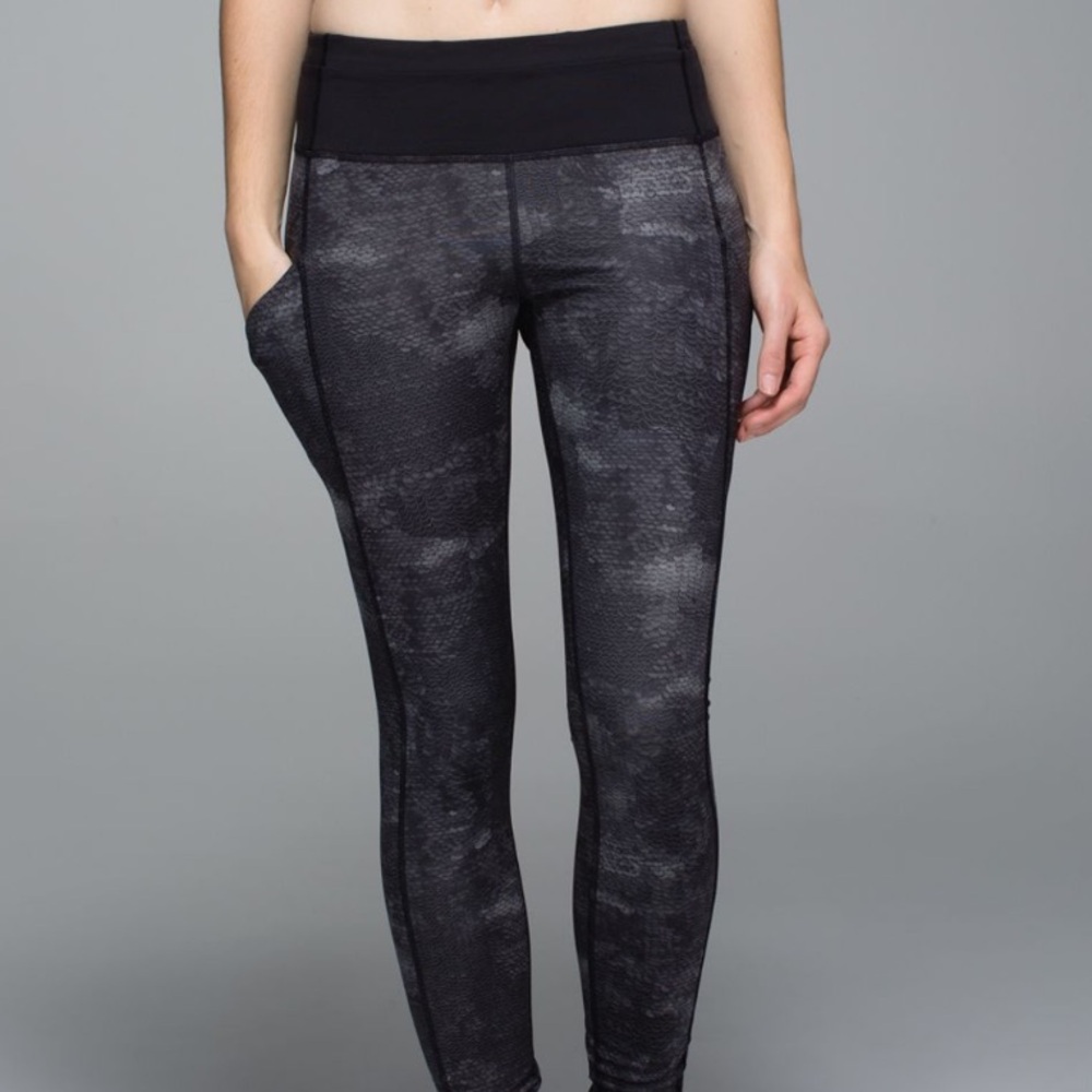 Lululemon Speed Tight II *Full-On Luxtreme
Sequin Snake Slate Black / Black